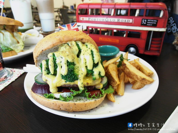 Burger Bus 漢堡巴士:〖台中│美食〗Burger Bus 漢堡巴士 ❤ 東區早午餐、英式漢堡推薦!近旱溪夜市,以英國巴士為題材,讓店裡頭充滿濃濃英倫風情~激推漢堡套餐,份量大又好吃!