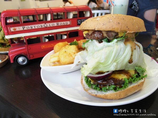 Burger Bus 漢堡巴士:〖台中│美食〗Burger Bus 漢堡巴士 ❤ 東區早午餐、英式漢堡推薦!近旱溪夜市,以英國巴士為題材,讓店裡頭充滿濃濃英倫風情~激推漢堡套餐,份量大又好吃!