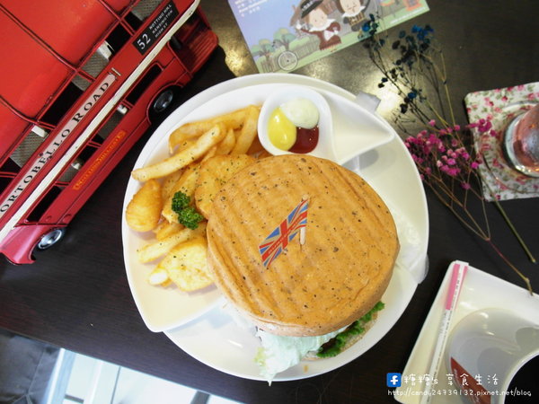 Burger Bus 漢堡巴士:〖台中│美食〗Burger Bus 漢堡巴士 ❤ 東區早午餐、英式漢堡推薦!近旱溪夜市,以英國巴士為題材,讓店裡頭充滿濃濃英倫風情~激推漢堡套餐,份量大又好吃!