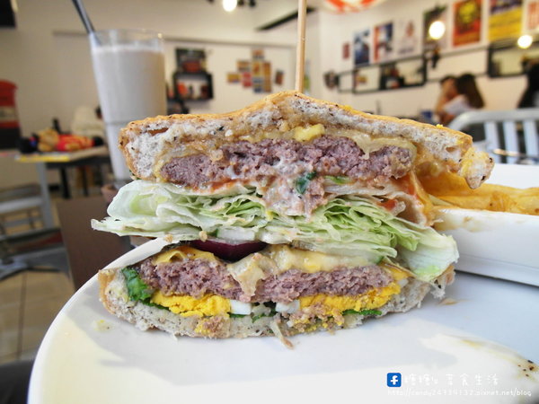 Burger Bus 漢堡巴士:〖台中│美食〗Burger Bus 漢堡巴士 ❤ 東區早午餐、英式漢堡推薦!近旱溪夜市,以英國巴士為題材,讓店裡頭充滿濃濃英倫風情~激推漢堡套餐,份量大又好吃!