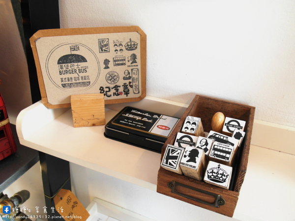 Burger Bus 漢堡巴士:〖台中│美食〗Burger Bus 漢堡巴士 ❤ 東區早午餐、英式漢堡推薦!近旱溪夜市,以英國巴士為題材,讓店裡頭充滿濃濃英倫風情~激推漢堡套餐,份量大又好吃!