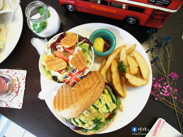 Burger Bus 漢堡巴士:〖台中│美食〗Burger Bus 漢堡巴士 ❤ 東區早午餐、英式漢堡推薦!近旱溪夜市,以英國巴士為題材,讓店裡頭充滿濃濃英倫風情~激推漢堡套餐,份量大又好吃!