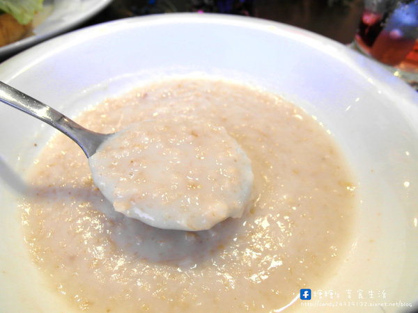 Burger Bus 漢堡巴士:〖台中│美食〗Burger Bus 漢堡巴士 ❤ 東區早午餐、英式漢堡推薦!近旱溪夜市,以英國巴士為題材,讓店裡頭充滿濃濃英倫風情~激推漢堡套餐,份量大又好吃!