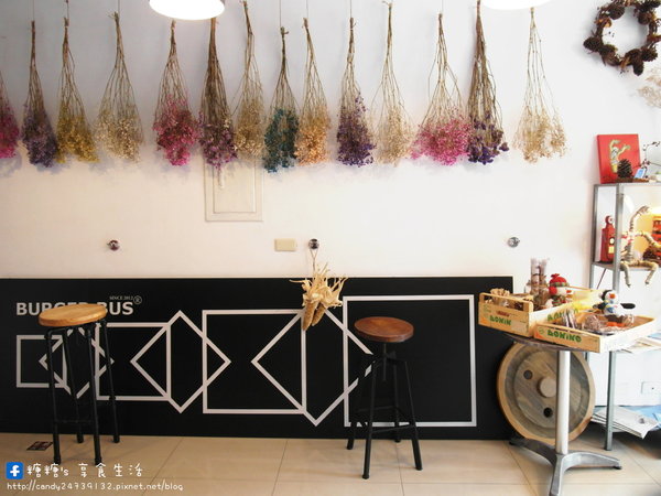 Burger Bus 漢堡巴士:〖台中│美食〗Burger Bus 漢堡巴士 ❤ 東區早午餐、英式漢堡推薦!近旱溪夜市,以英國巴士為題材,讓店裡頭充滿濃濃英倫風情~激推漢堡套餐,份量大又好吃!