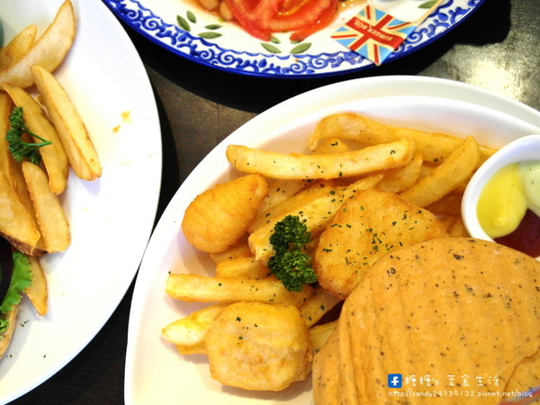 Burger Bus 漢堡巴士:〖台中│美食〗Burger Bus 漢堡巴士 ❤ 東區早午餐、英式漢堡推薦!近旱溪夜市,以英國巴士為題材,讓店裡頭充滿濃濃英倫風情~激推漢堡套餐,份量大又好吃!