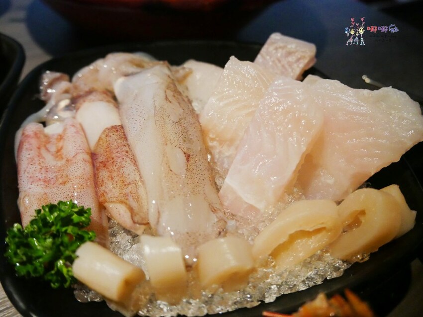 【桃園吃到飽火鍋推薦】699元就可以濕式熟成牛肉、和牛、鮑魚吃到飽~瀑布起司牛奶鍋桌邊服務超好拍啊！ | 哪哪麻