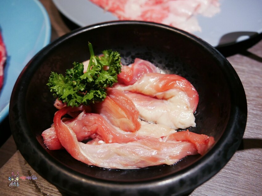 【桃園吃到飽火鍋推薦】699元就可以濕式熟成牛肉、和牛、鮑魚吃到飽~瀑布起司牛奶鍋桌邊服務超好拍啊！ | 哪哪麻