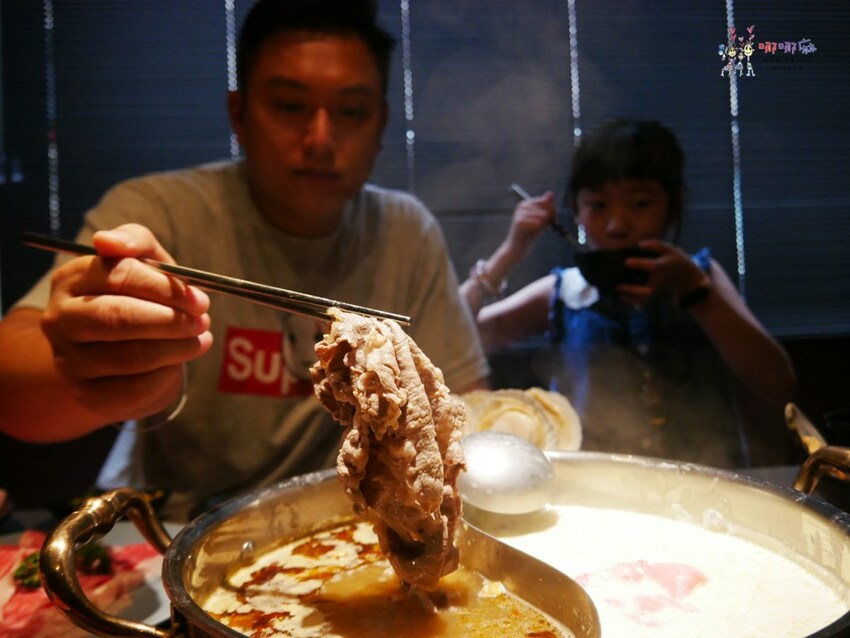【桃園吃到飽火鍋推薦】699元就可以濕式熟成牛肉、和牛、鮑魚吃到飽~瀑布起司牛奶鍋桌邊服務超好拍啊！ | 哪哪麻