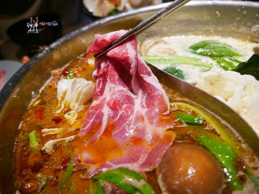 【桃園吃到飽火鍋推薦】699元就可以濕式熟成牛肉、和牛、鮑魚吃到飽~瀑布起司牛奶鍋桌邊服務超好拍啊！ | 哪哪麻