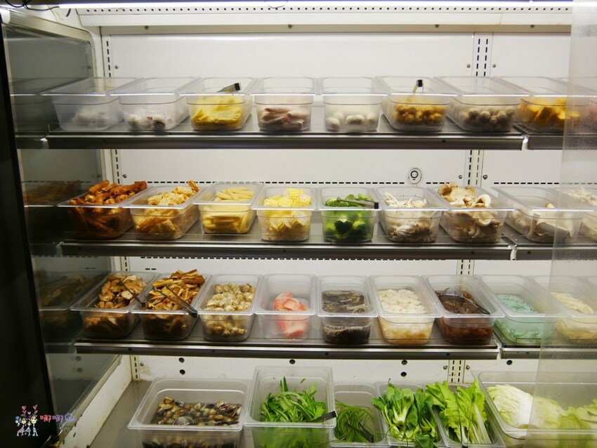 【桃園吃到飽火鍋推薦】699元就可以濕式熟成牛肉、和牛、鮑魚吃到飽~瀑布起司牛奶鍋桌邊服務超好拍啊！ | 哪哪麻