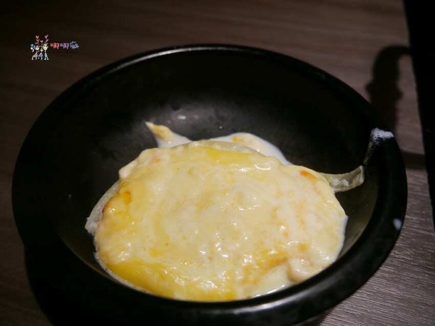 【桃園吃到飽火鍋推薦】699元就可以濕式熟成牛肉、和牛、鮑魚吃到飽~瀑布起司牛奶鍋桌邊服務超好拍啊！ | 哪哪麻