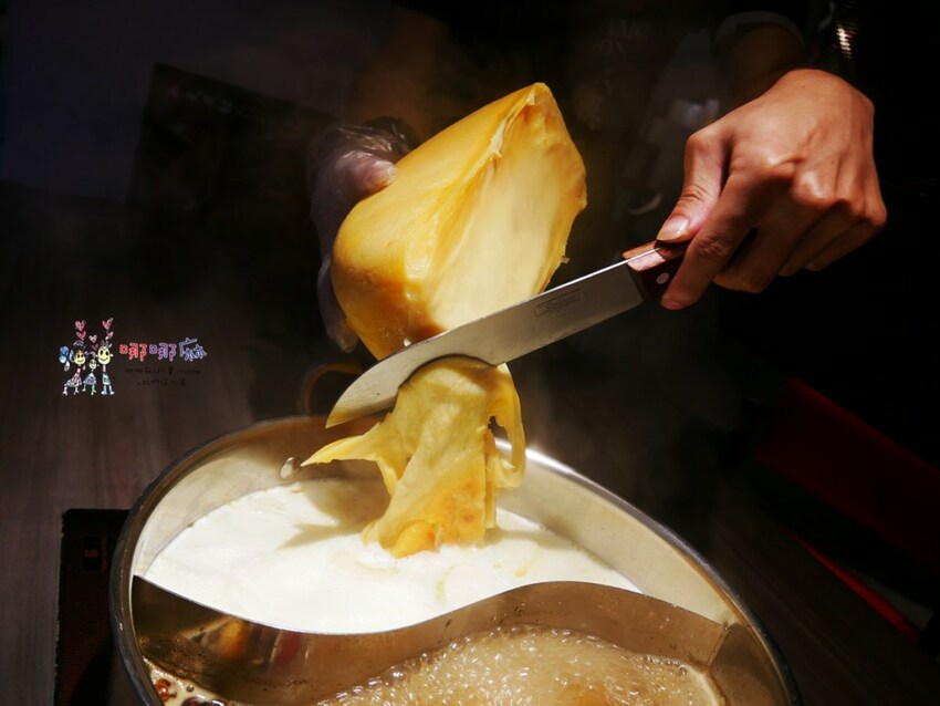 【桃園吃到飽火鍋推薦】699元就可以濕式熟成牛肉、和牛、鮑魚吃到飽~瀑布起司牛奶鍋桌邊服務超好拍啊！ | 哪哪麻