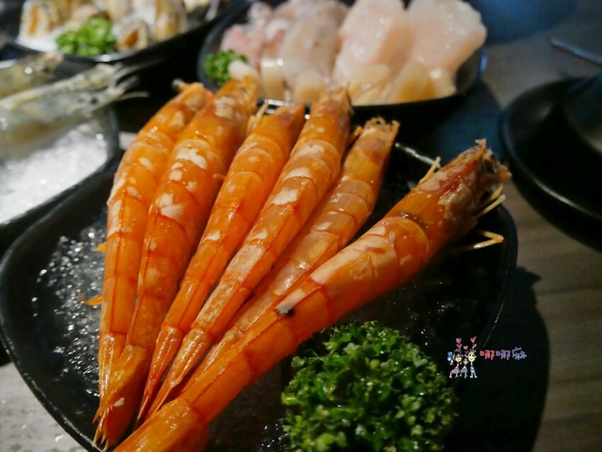 【桃園吃到飽火鍋推薦】699元就可以濕式熟成牛肉、和牛、鮑魚吃到飽~瀑布起司牛奶鍋桌邊服務超好拍啊！ | 哪哪麻