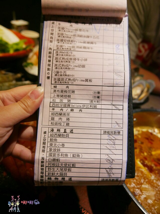 【桃園吃到飽火鍋推薦】699元就可以濕式熟成牛肉、和牛、鮑魚吃到飽~瀑布起司牛奶鍋桌邊服務超好拍啊！ | 哪哪麻