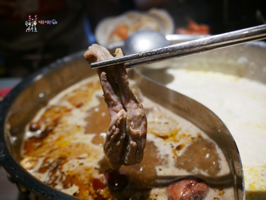 【桃園吃到飽火鍋推薦】699元就可以濕式熟成牛肉、和牛、鮑魚吃到飽~瀑布起司牛奶鍋桌邊服務超好拍啊！ | 哪哪麻