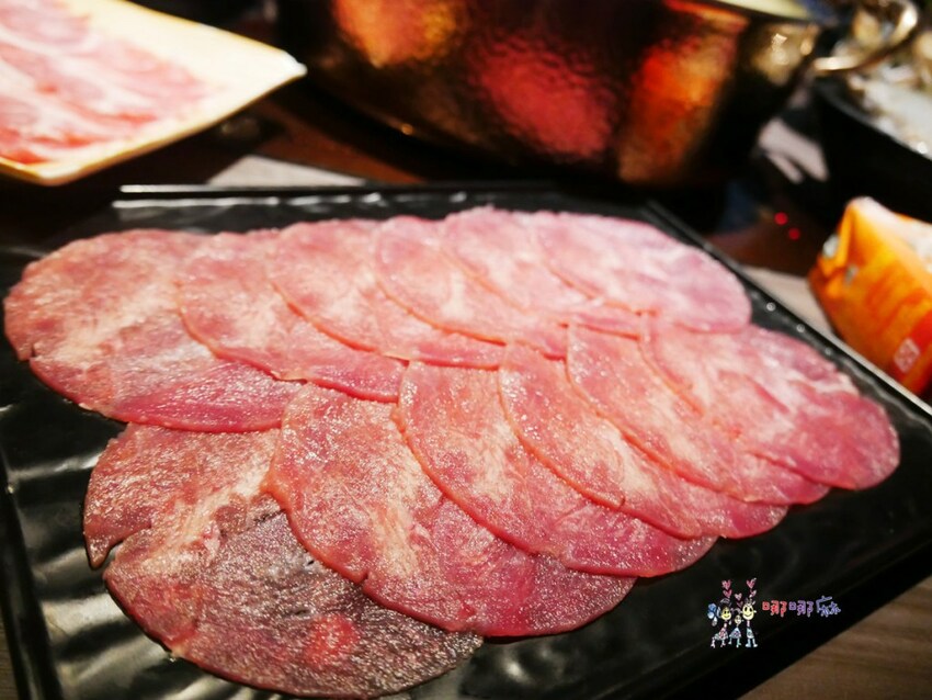 【桃園吃到飽火鍋推薦】699元就可以濕式熟成牛肉、和牛、鮑魚吃到飽~瀑布起司牛奶鍋桌邊服務超好拍啊！ | 哪哪麻