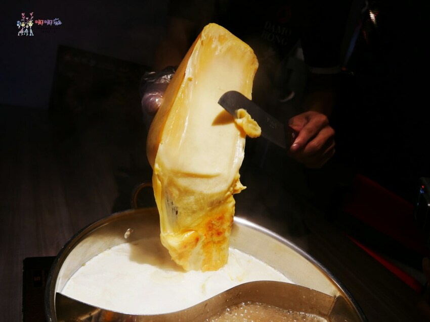 【桃園吃到飽火鍋推薦】699元就可以濕式熟成牛肉、和牛、鮑魚吃到飽~瀑布起司牛奶鍋桌邊服務超好拍啊！ | 哪哪麻