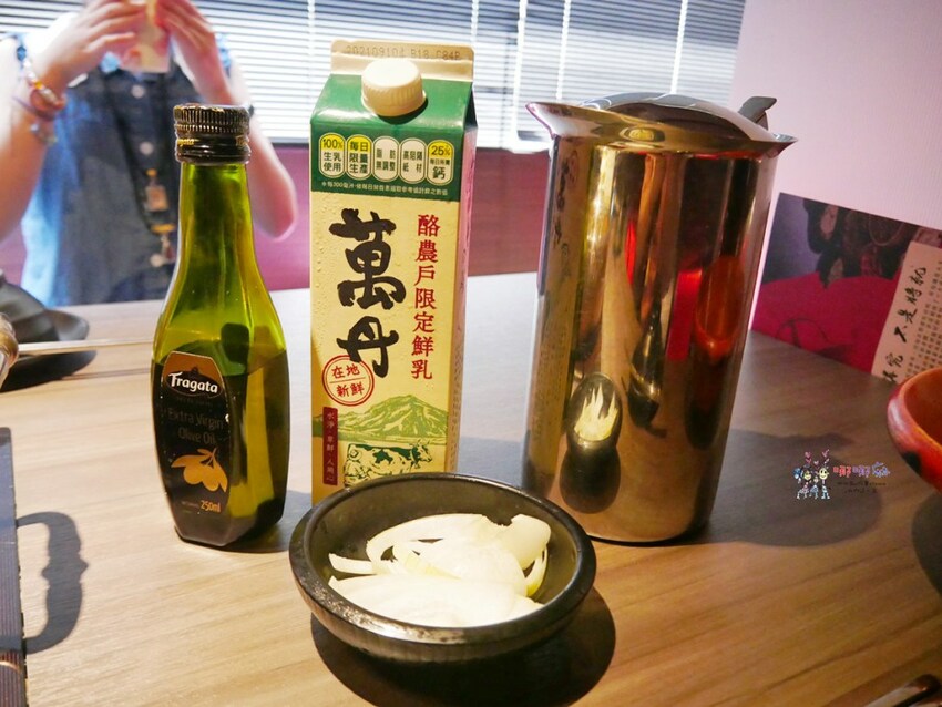 【桃園吃到飽火鍋推薦】699元就可以濕式熟成牛肉、和牛、鮑魚吃到飽~瀑布起司牛奶鍋桌邊服務超好拍啊！ | 哪哪麻