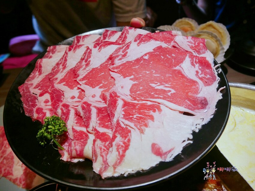 【桃園吃到飽火鍋推薦】699元就可以濕式熟成牛肉、和牛、鮑魚吃到飽~瀑布起司牛奶鍋桌邊服務超好拍啊！ | 哪哪麻