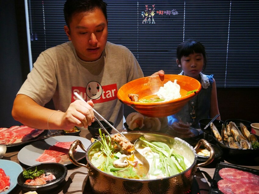 【桃園吃到飽火鍋推薦】699元就可以濕式熟成牛肉、和牛、鮑魚吃到飽~瀑布起司牛奶鍋桌邊服務超好拍啊！ | 哪哪麻