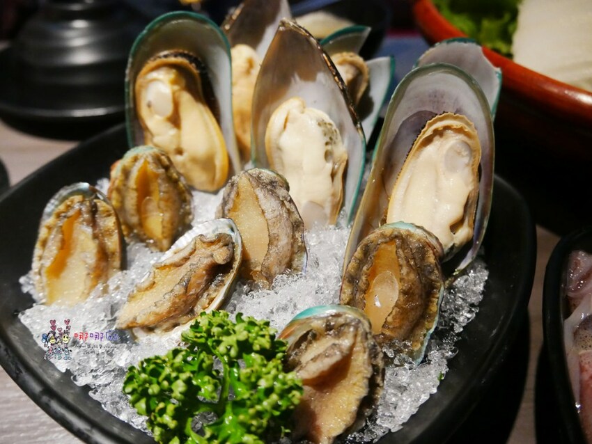 【桃園吃到飽火鍋推薦】699元就可以濕式熟成牛肉、和牛、鮑魚吃到飽~瀑布起司牛奶鍋桌邊服務超好拍啊！ | 哪哪麻