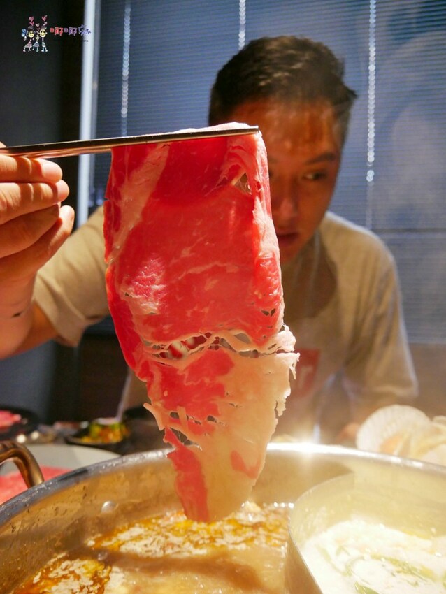 【桃園吃到飽火鍋推薦】699元就可以濕式熟成牛肉、和牛、鮑魚吃到飽~瀑布起司牛奶鍋桌邊服務超好拍啊！ | 哪哪麻
