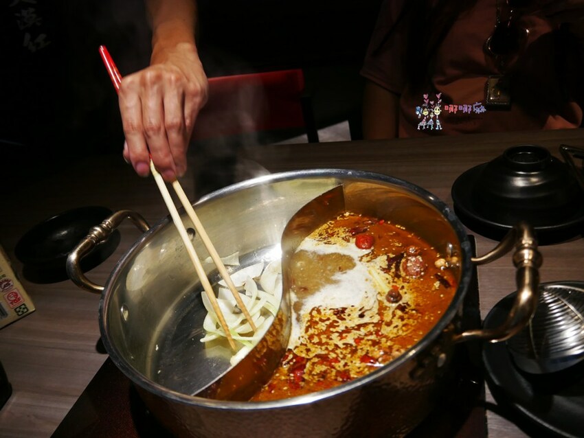 【桃園吃到飽火鍋推薦】699元就可以濕式熟成牛肉、和牛、鮑魚吃到飽~瀑布起司牛奶鍋桌邊服務超好拍啊！ | 哪哪麻