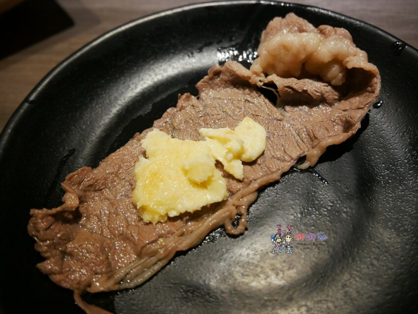 【桃園吃到飽火鍋推薦】699元就可以濕式熟成牛肉、和牛、鮑魚吃到飽~瀑布起司牛奶鍋桌邊服務超好拍啊！ | 哪哪麻