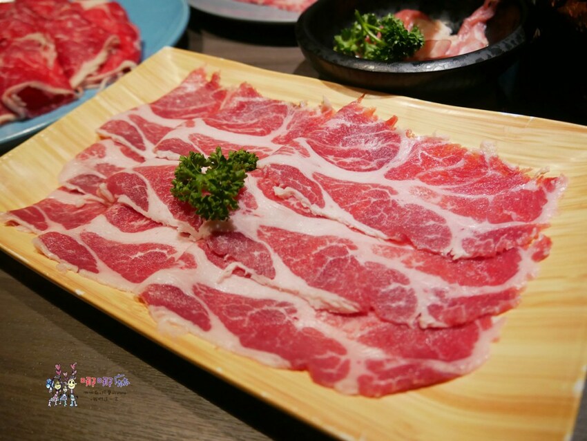 【桃園吃到飽火鍋推薦】699元就可以濕式熟成牛肉、和牛、鮑魚吃到飽~瀑布起司牛奶鍋桌邊服務超好拍啊！ | 哪哪麻