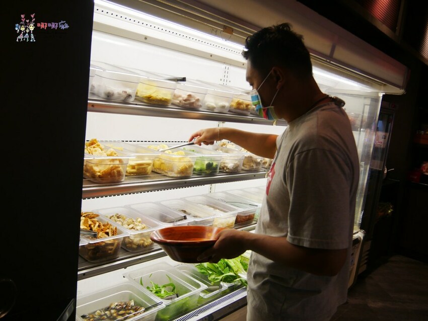 【桃園吃到飽火鍋推薦】699元就可以濕式熟成牛肉、和牛、鮑魚吃到飽~瀑布起司牛奶鍋桌邊服務超好拍啊！ | 哪哪麻