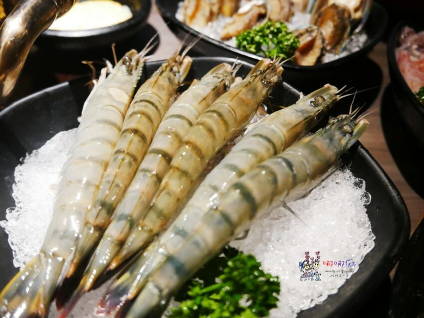 【桃園吃到飽火鍋推薦】699元就可以濕式熟成牛肉、和牛、鮑魚吃到飽~瀑布起司牛奶鍋桌邊服務超好拍啊！ | 哪哪麻