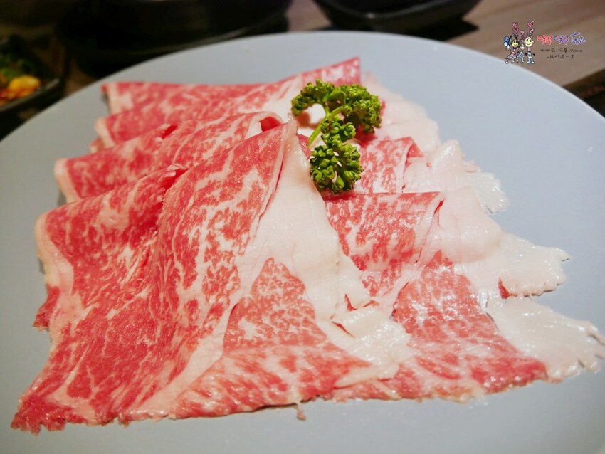 【桃園吃到飽火鍋推薦】699元就可以濕式熟成牛肉、和牛、鮑魚吃到飽~瀑布起司牛奶鍋桌邊服務超好拍啊！ | 哪哪麻