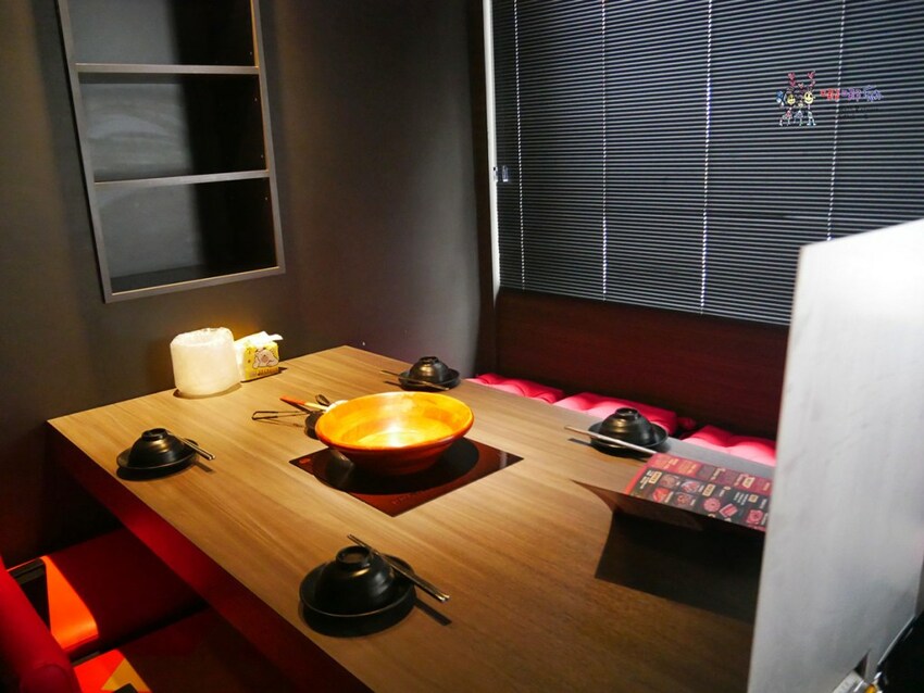 【桃園吃到飽火鍋推薦】699元就可以濕式熟成牛肉、和牛、鮑魚吃到飽~瀑布起司牛奶鍋桌邊服務超好拍啊！ | 哪哪麻