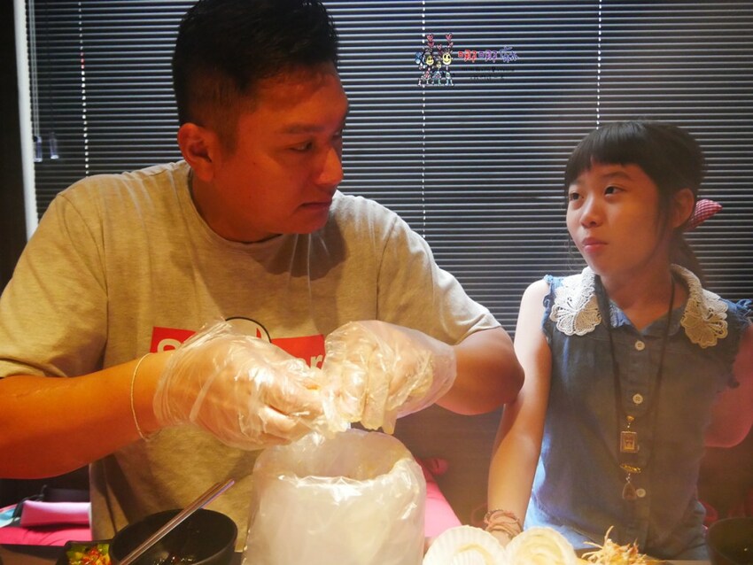 【桃園吃到飽火鍋推薦】699元就可以濕式熟成牛肉、和牛、鮑魚吃到飽~瀑布起司牛奶鍋桌邊服務超好拍啊！ | 哪哪麻