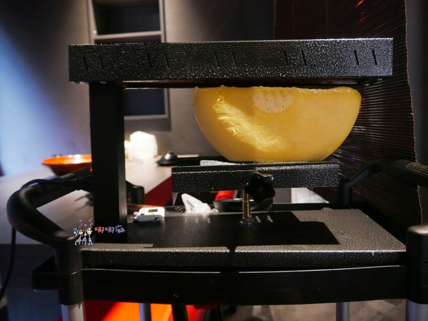 【桃園吃到飽火鍋推薦】699元就可以濕式熟成牛肉、和牛、鮑魚吃到飽~瀑布起司牛奶鍋桌邊服務超好拍啊！ | 哪哪麻