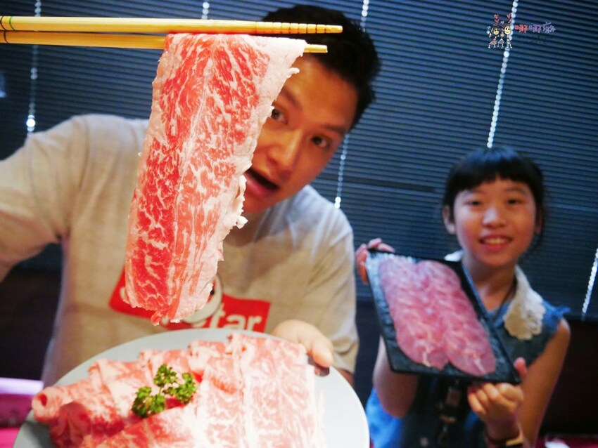 【桃園吃到飽火鍋推薦】699元就可以濕式熟成牛肉、和牛、鮑魚吃到飽~瀑布起司牛奶鍋桌邊服務超好拍啊！ | 哪哪麻