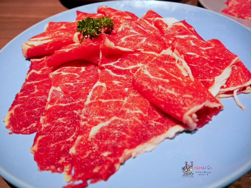 【桃園吃到飽火鍋推薦】699元就可以濕式熟成牛肉、和牛、鮑魚吃到飽~瀑布起司牛奶鍋桌邊服務超好拍啊！ | 哪哪麻