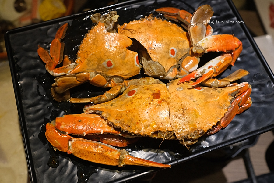 無限和牛吃到飽，將近150種食材打趴一堆火鍋店，滿滿人潮擠到爆！