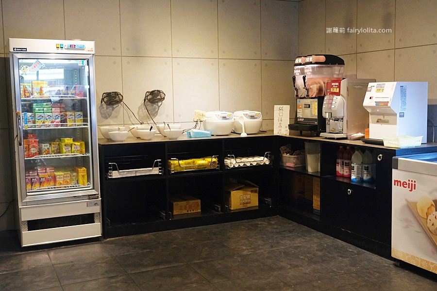 無限和牛吃到飽，將近150種食材打趴一堆火鍋店，滿滿人潮擠到爆！