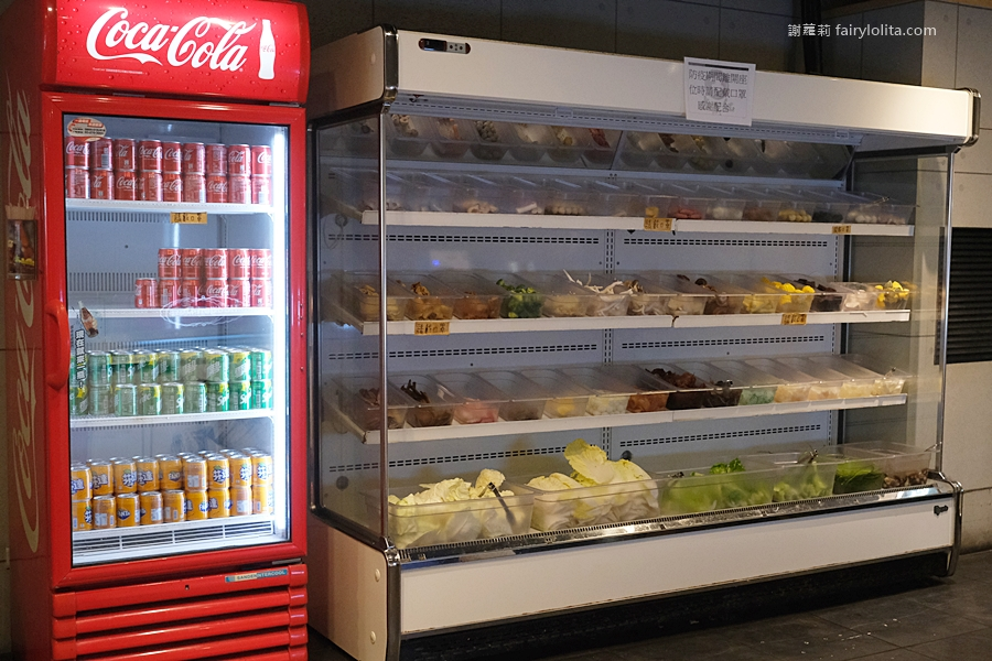 無限和牛吃到飽，將近150種食材打趴一堆火鍋店，滿滿人潮擠到爆！