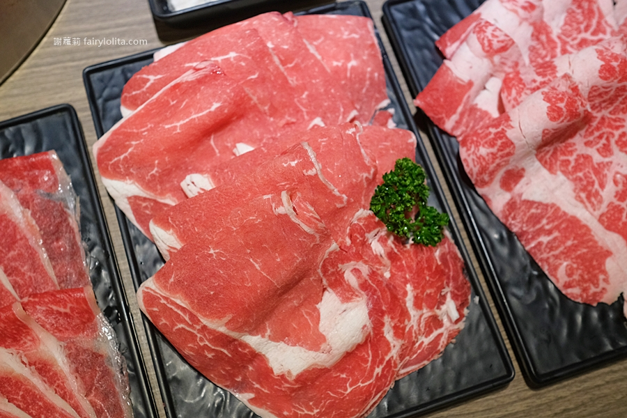 無限和牛吃到飽，將近150種食材打趴一堆火鍋店，滿滿人潮擠到爆！