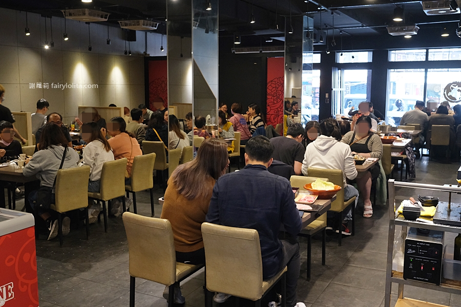 無限和牛吃到飽，將近150種食材打趴一堆火鍋店，滿滿人潮擠到爆！