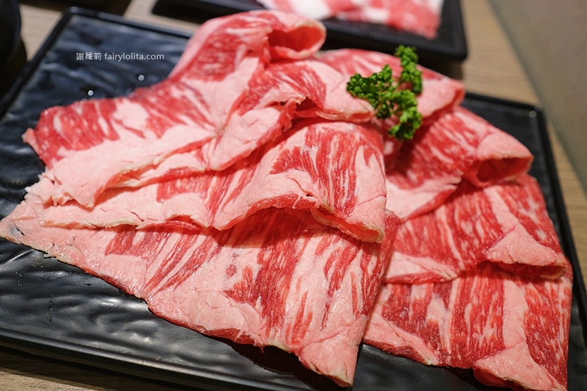 無限和牛吃到飽,將近150種食材打趴一堆火鍋店,滿滿人潮擠到爆!