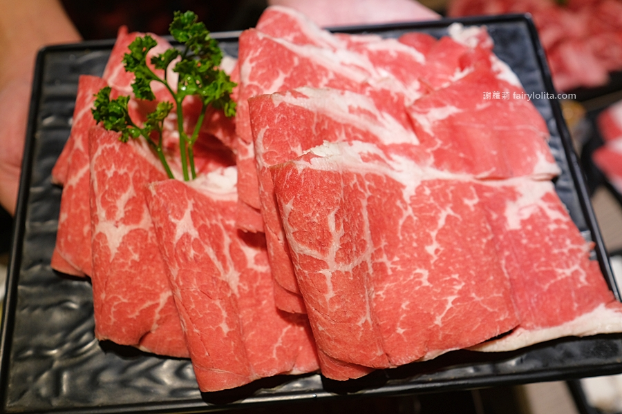 無限和牛吃到飽，將近150種食材打趴一堆火鍋店，滿滿人潮擠到爆！