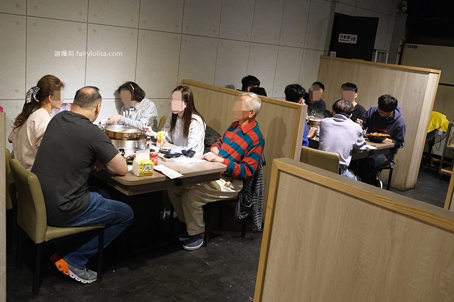 無限和牛吃到飽，將近150種食材打趴一堆火鍋店，滿滿人潮擠到爆！