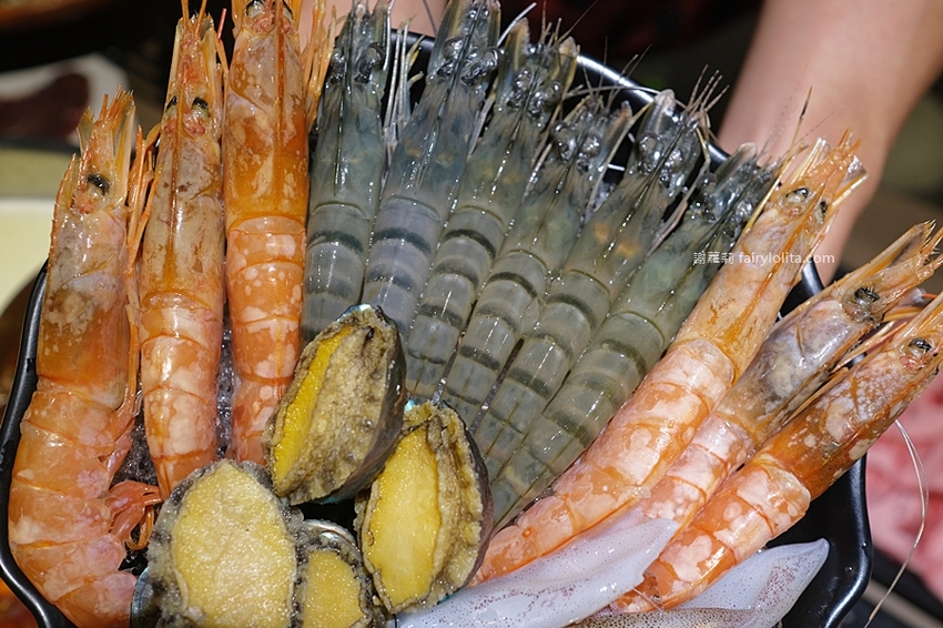 無限和牛吃到飽,將近150種食材打趴一堆火鍋店,滿滿人潮擠到爆!