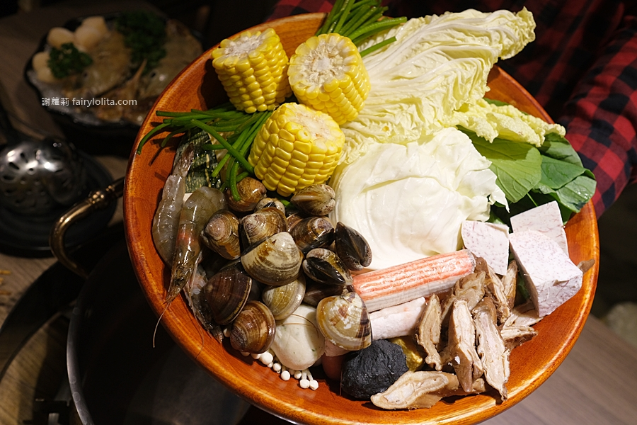 無限和牛吃到飽，將近150種食材打趴一堆火鍋店，滿滿人潮擠到爆！