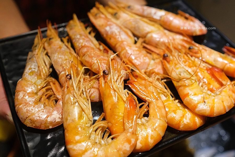 無限和牛吃到飽，將近150種食材打趴一堆火鍋店，滿滿人潮擠到爆！