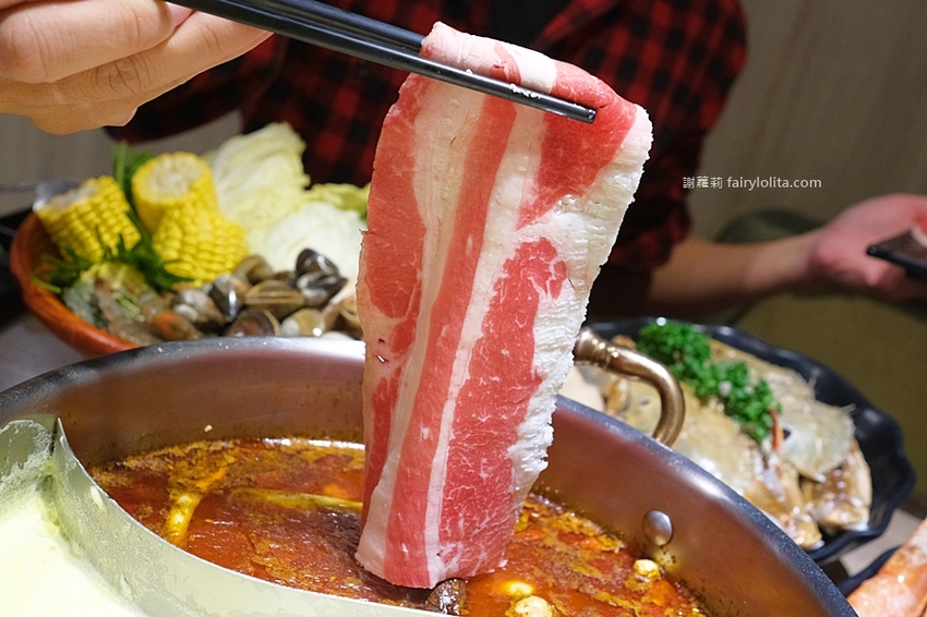 無限和牛吃到飽,將近150種食材打趴一堆火鍋店,滿滿人潮擠到爆!