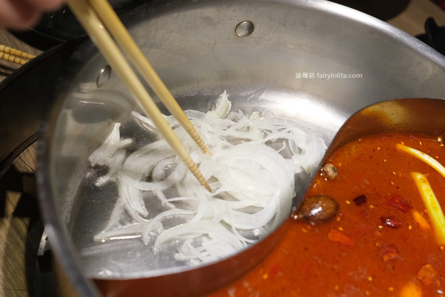 無限和牛吃到飽，將近150種食材打趴一堆火鍋店，滿滿人潮擠到爆！